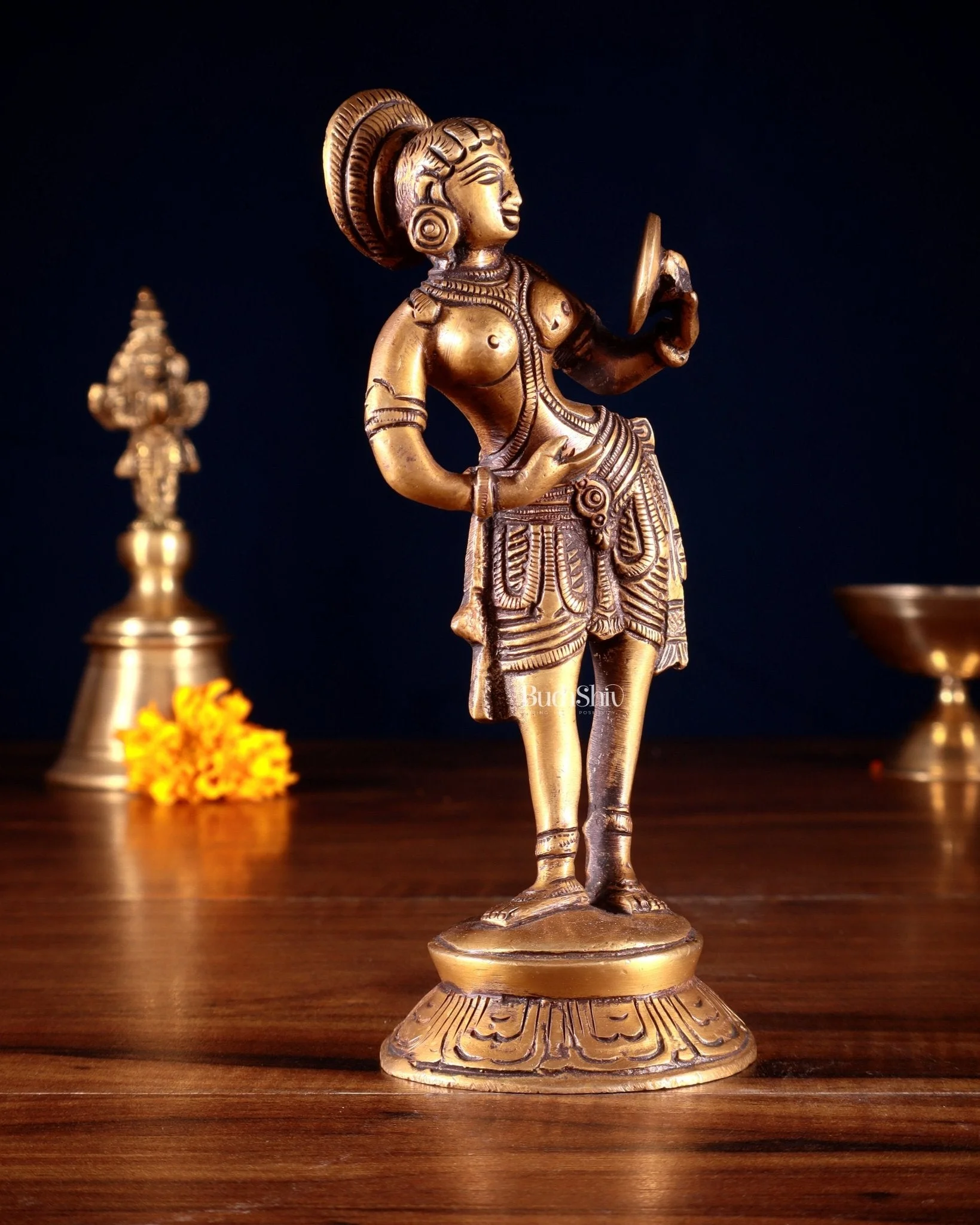 Decor phòng ngủ với tượng nữ vũ công Ấn Độ bằng đồng mạ vàng đặt trên bàn gỗ, nổi bật trên nền tối