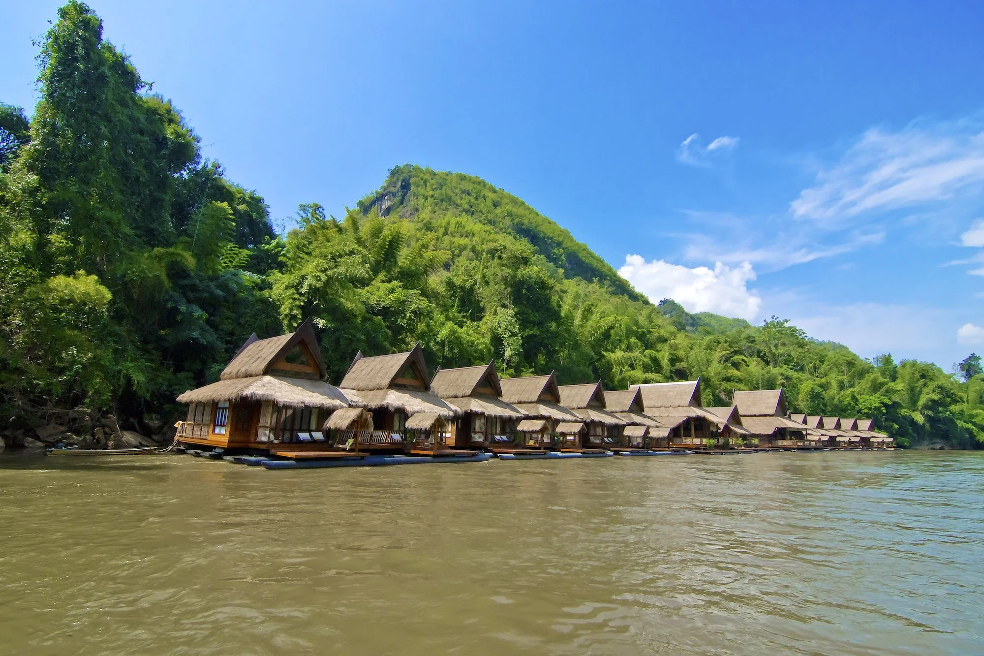 Decor phòng ngủ trong bungalow nhà nổi ven sông giữa núi rừng nhiệt đới xanh mát