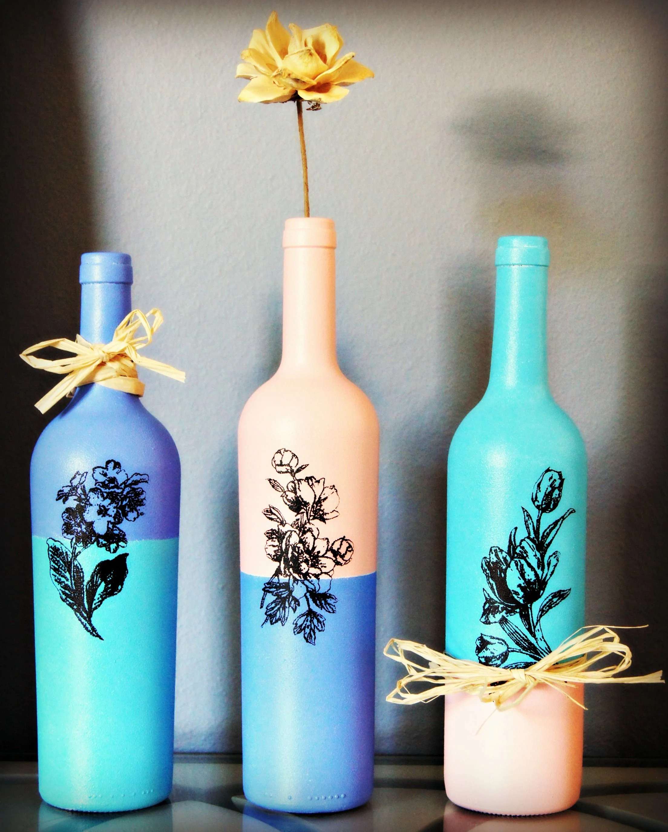 Ba chai thủy tinh pastel trang trí hoa lá, thắt nơ và cắm hoa khô
