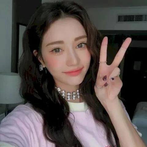 Kiểu chụp ảnh tự sướng dễ thương với cách tạo dáng chụp ảnh tay chữ V (V sign), với gương mặt hơi nghiêng nhìn vào camera để có được đường nét gương mặt đẹp
