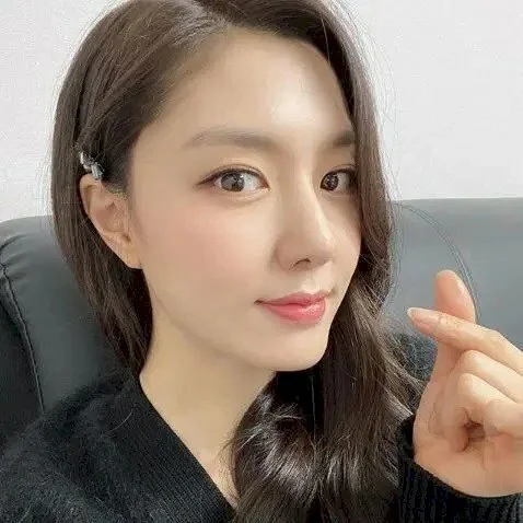 Kiểu chụp ảnh tự sướng vừa đẹp vừa dễ thương bằng cách đưa tay Bắn tim, dùng ngón cái và ngón trỏ bắt chéo nhau tạo thành hình trái tim nhỏ, đưa lên gần gương