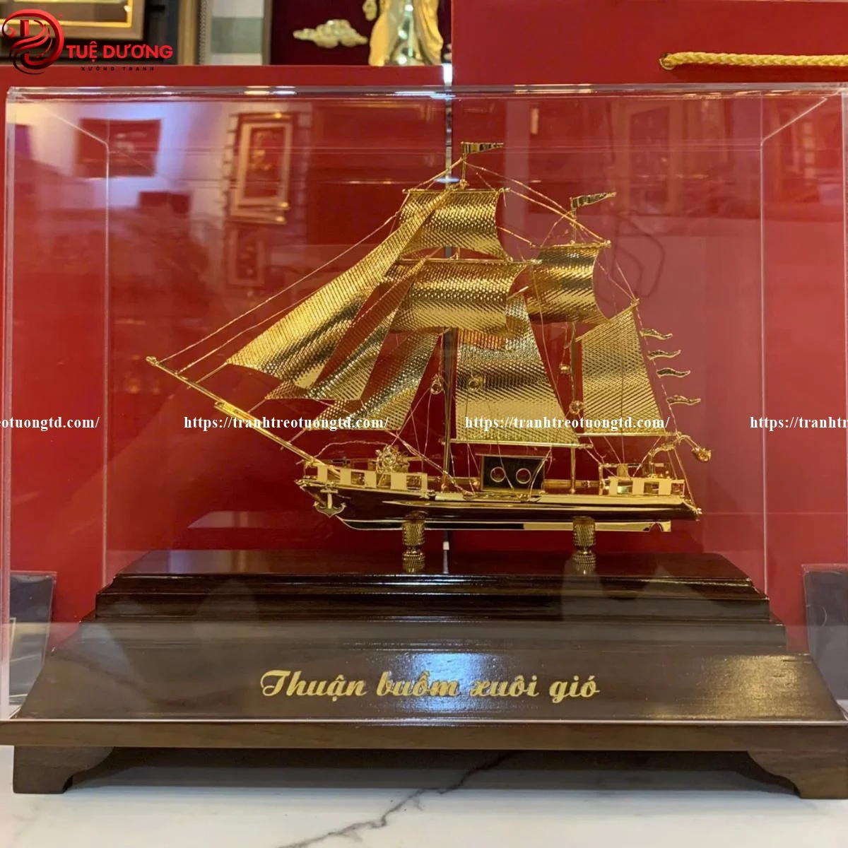 thuyền buồm mạ vàng thuận buồm xuôi gió trong hộp kính