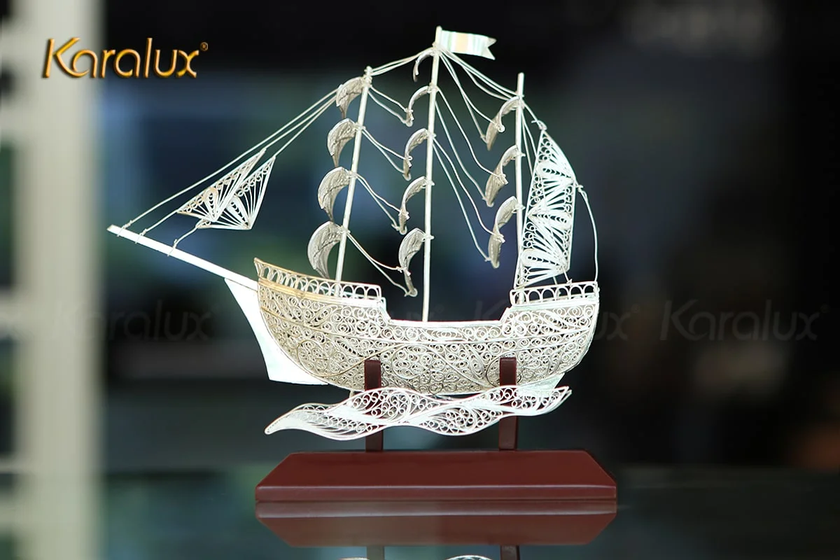 Mô hình thuyền buồm thuận buồm xuôi gió chế tác thủ công từ bạc mạ vàng 24k