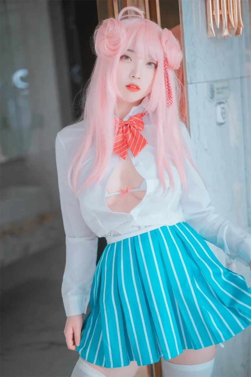 Cô gái cosplay khoe vòng ba thủ dâm cuốn hút