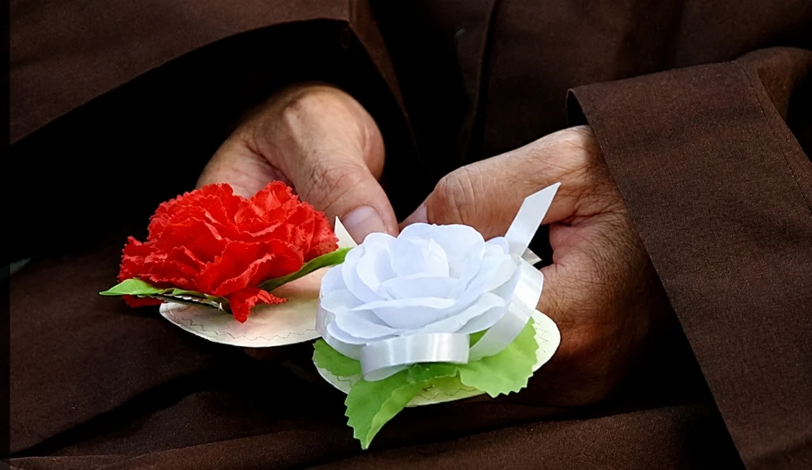 Hoa hồng đỏ, hoa hồng trắng trong Vu Lan có ý nghĩa gì?
