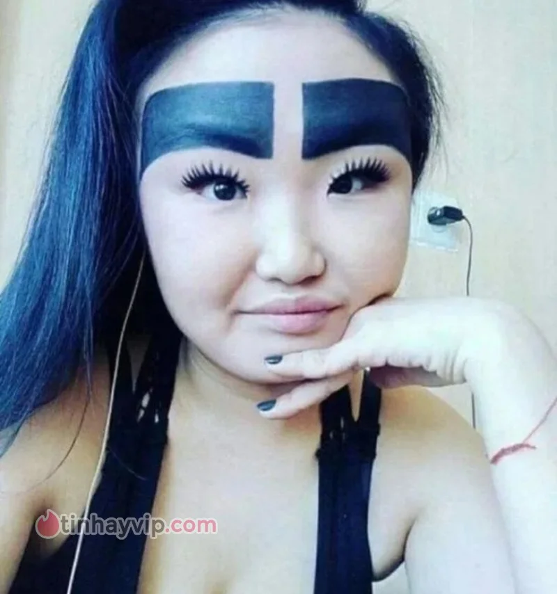 ảnh gái xấu với phong cách trang điểm lông mày kỳ quặc
