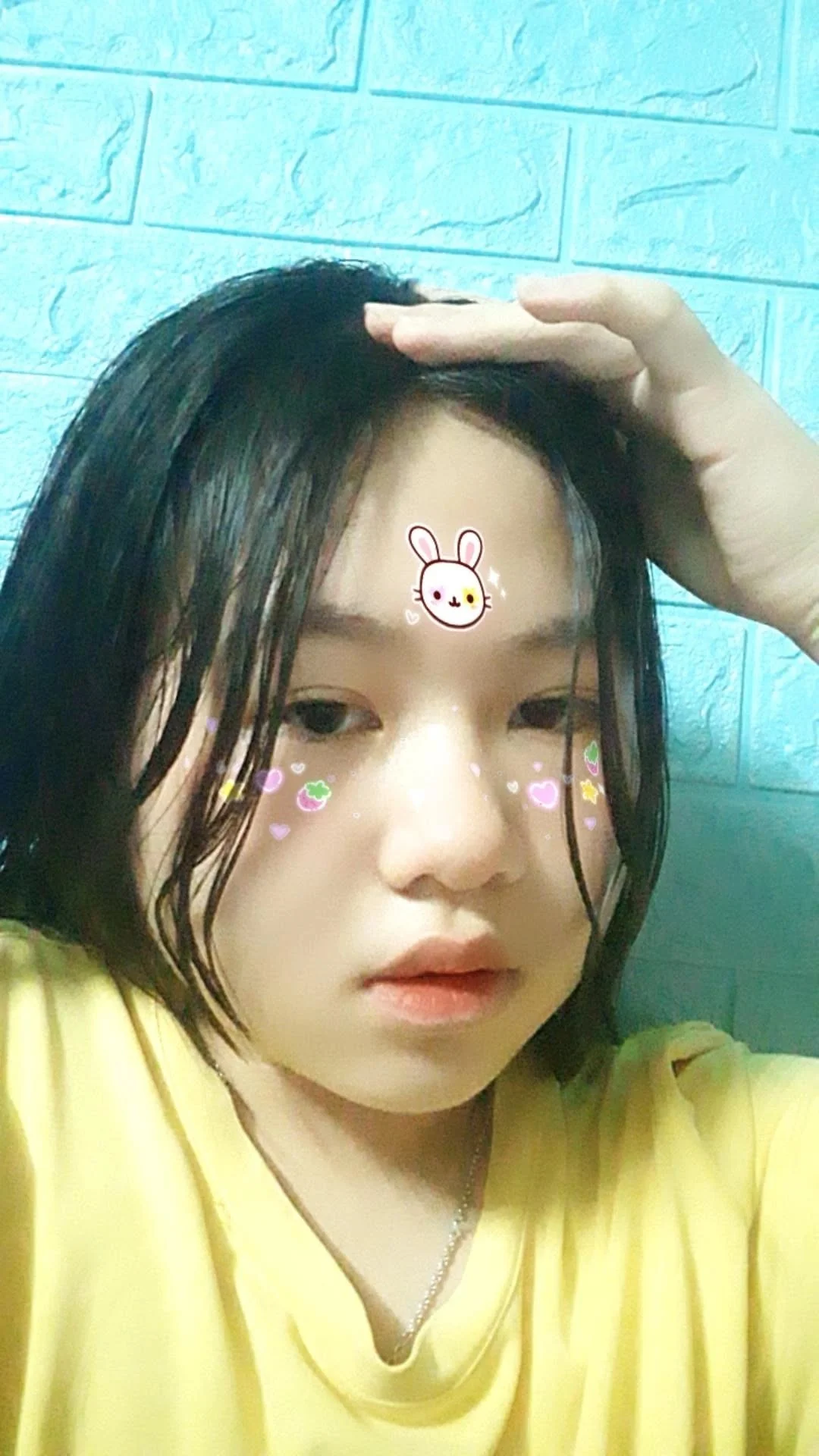 Ảnh gái xấu với hiệu ứng sticker dễ thương trên mặt