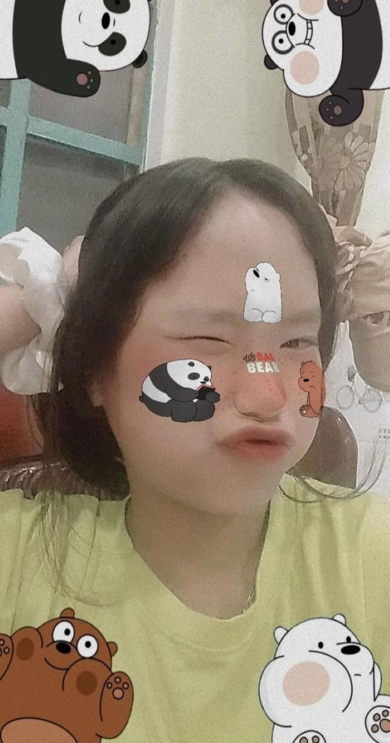 cô gái chụp ảnh với sticker gấu