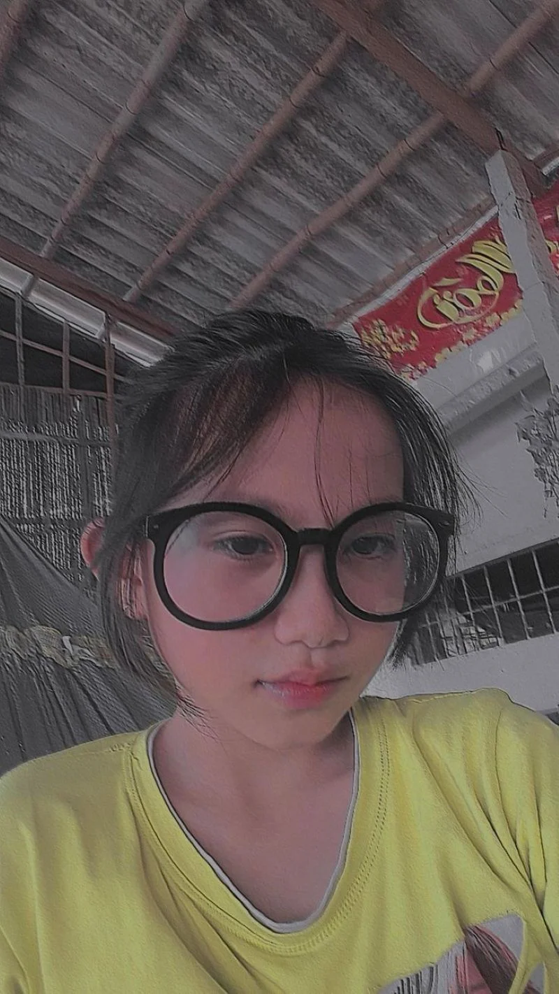 cô gái đeo kính cận