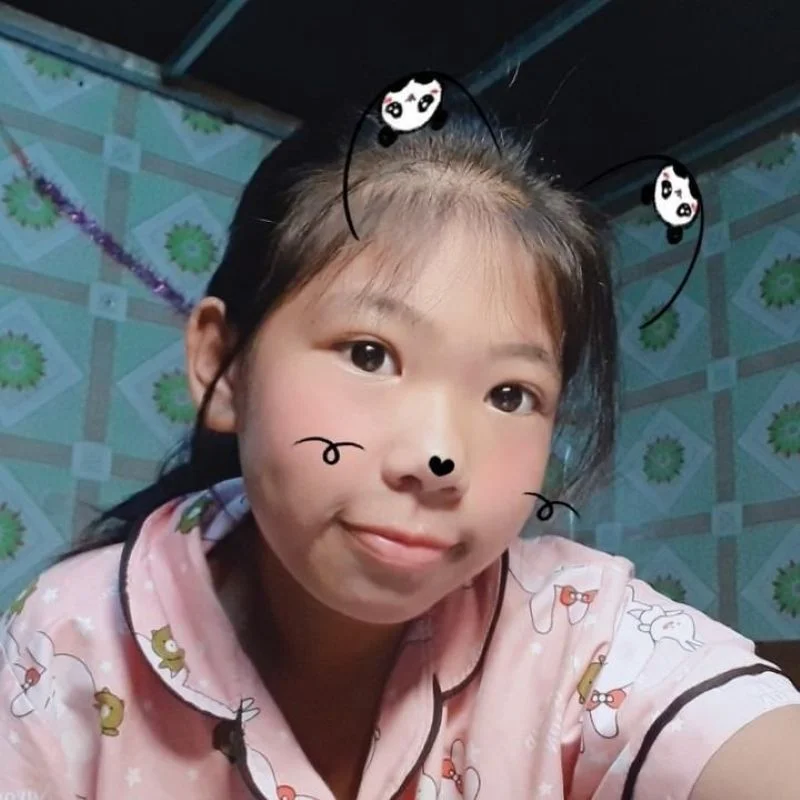 cô gái trẻ trong bộ đồ ngủ