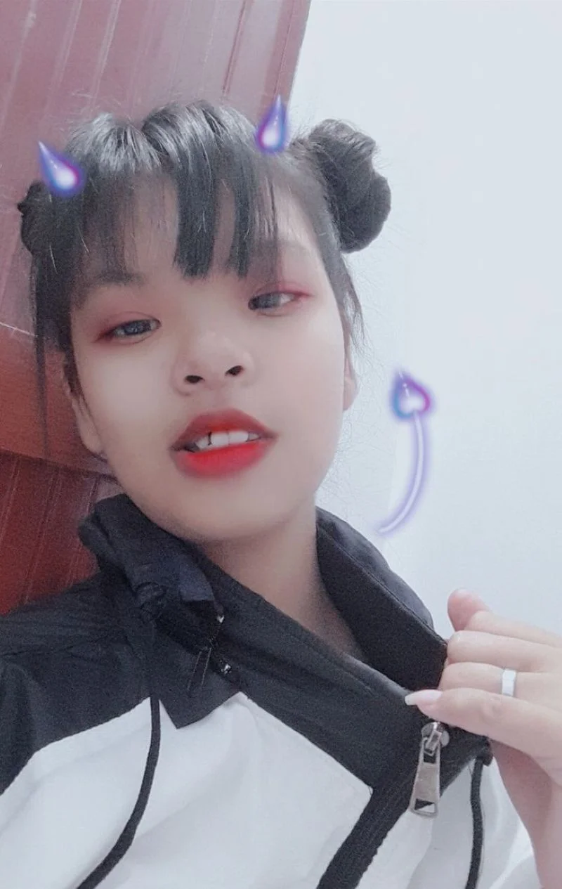 cô gái trẻ với bộ lọc ảnh gái xấu