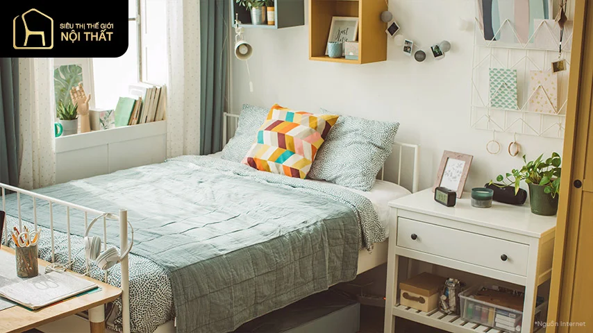 Decor phòng ngủ nhỏ hiện đại với giường ngủ màu xanh mint và kệ treo tường trang trí
