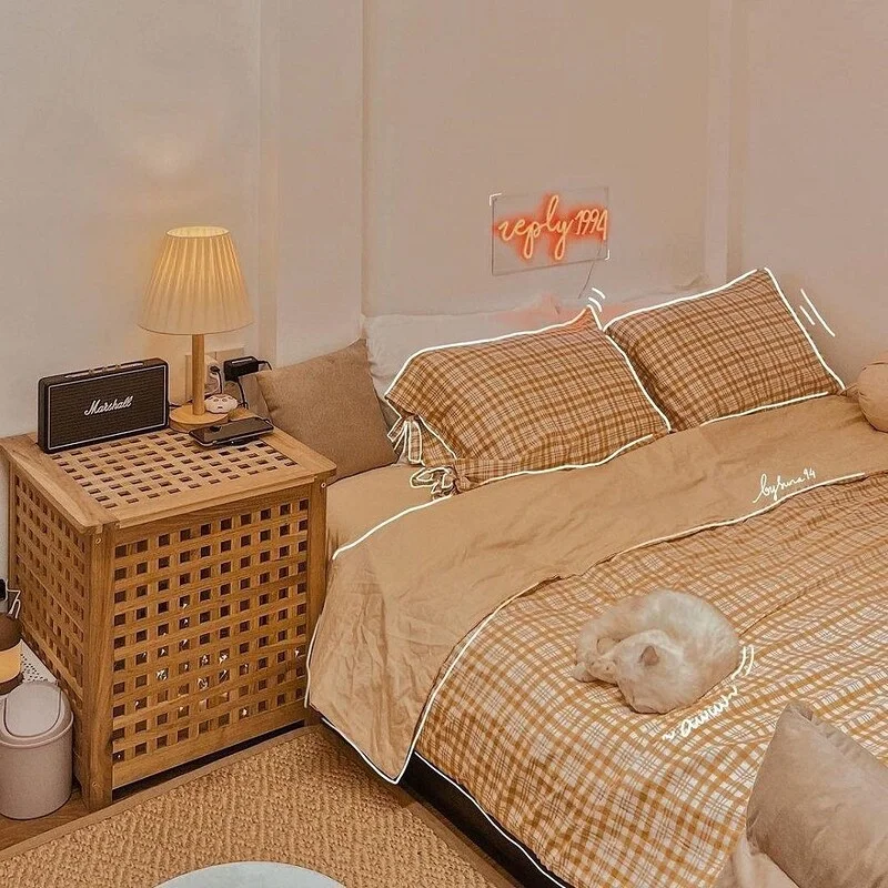 Ý tưởng decor phòng ngủ tông màu be ấm cúng với giường ngủ kẻ caro và đèn trang trí
