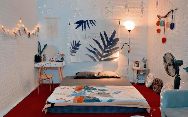 Decor phòng ngủ ấm cúng với đèn led và tranh treo tường