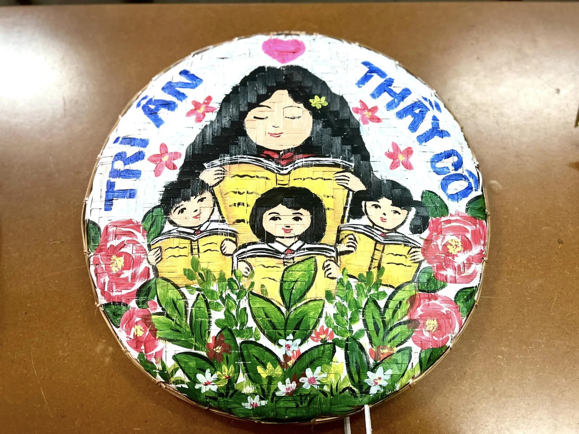 Tranh vẽ 20 11 trên mẹt tre đầy ý nghĩa và sáng tạo