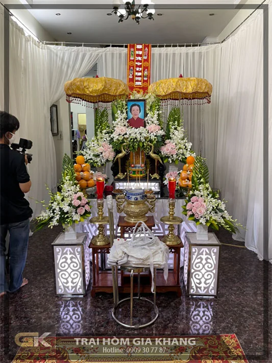 Bàn thờ ảnh đám tang được trang trí hoa tươi sang trọng tại nhà riêng.